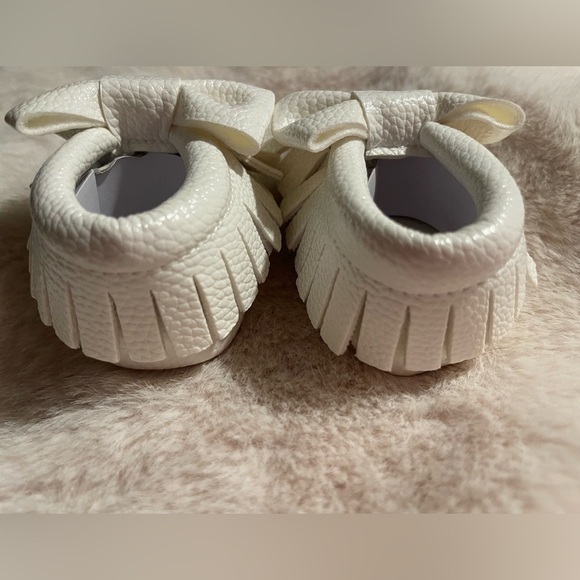 White Baby Moccasins with Bow - Picture 9 of 13